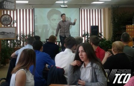Городской конкурс чтецов «Во весь голос», посвященный В.В. Маяковскому Городской конкурс чтецов «Во весь голос», посвященный В.В. Маяковскому